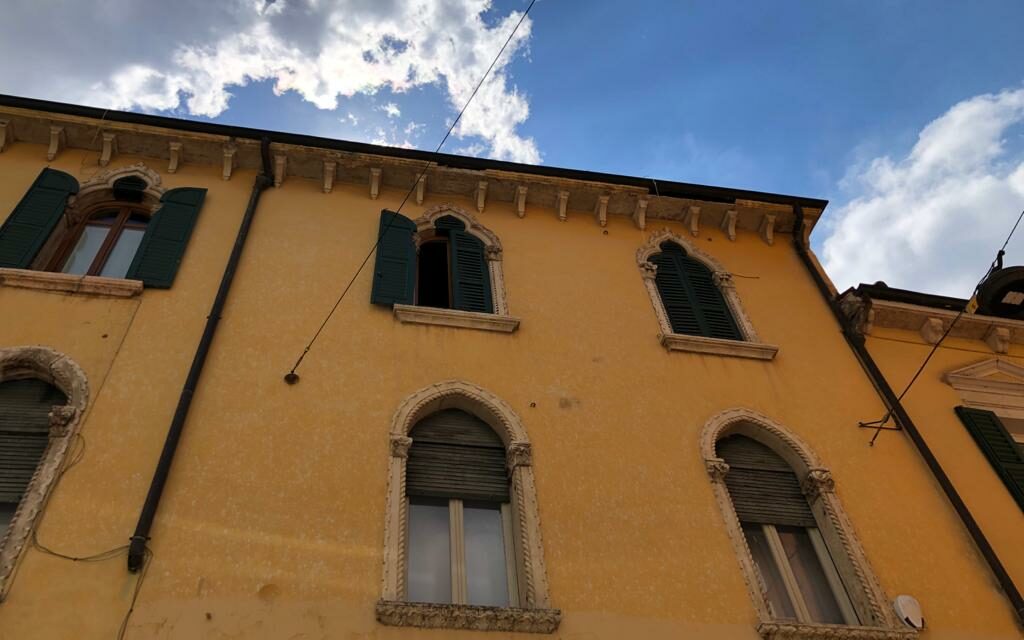 Verona: pioggia di calcinacci in via Mazzini