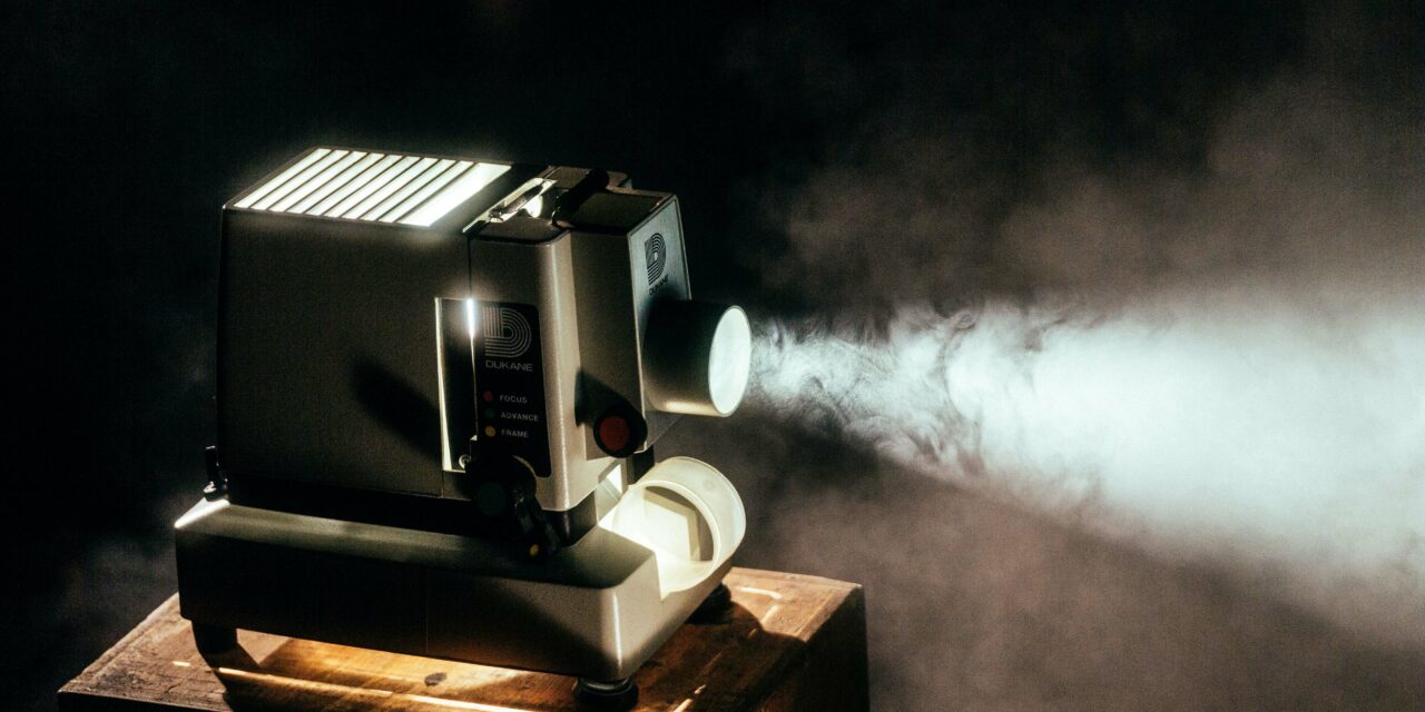 Il fascio di luce fa ancora sognare: il cinema resiste