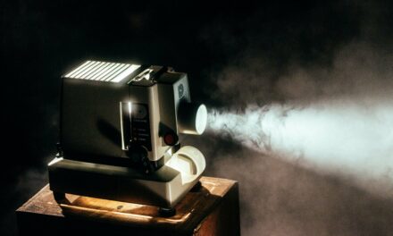 Il fascio di luce fa ancora sognare: il cinema resiste