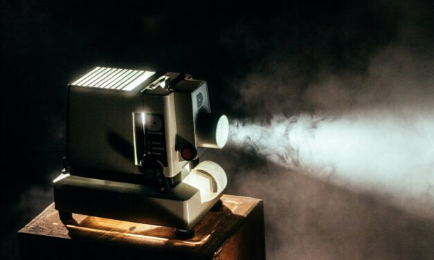 Il fascio di luce fa ancora sognare: il cinema resiste